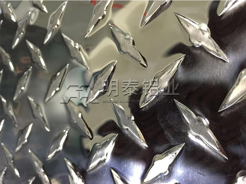 車廂用花紋鋁板合金規(guī)格有哪些？不同花紋板價(jià)格不同